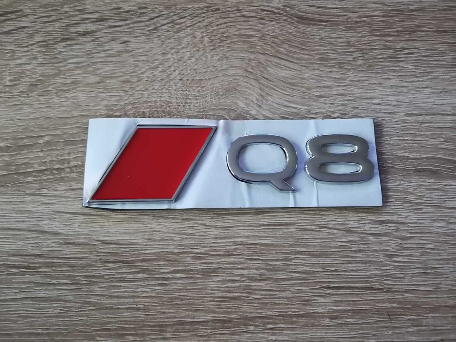 сребриста емблема Audi Q8 нов стил