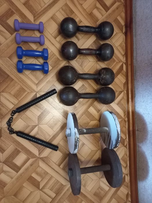 Гантели разных весов. Нунчаки-5000.