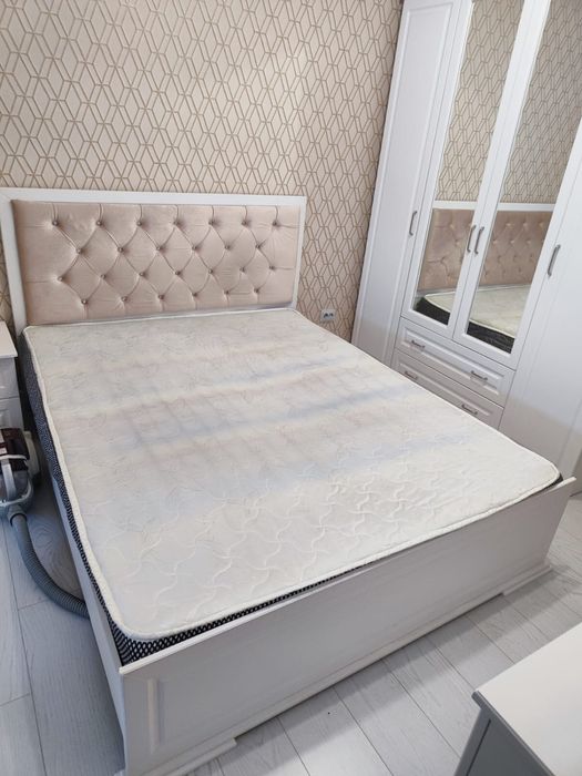 Двухспальная кровать с матрасом