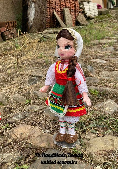 Кукла в народна носия Лазарка
