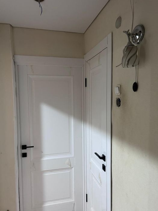 Плотник уст меж ком двери и дабор ручка