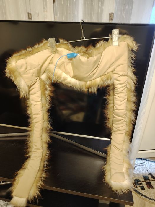 Guler atașat de femeie.