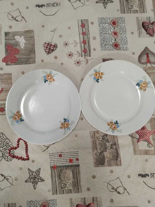 Два порцеланови сервиза за хранене