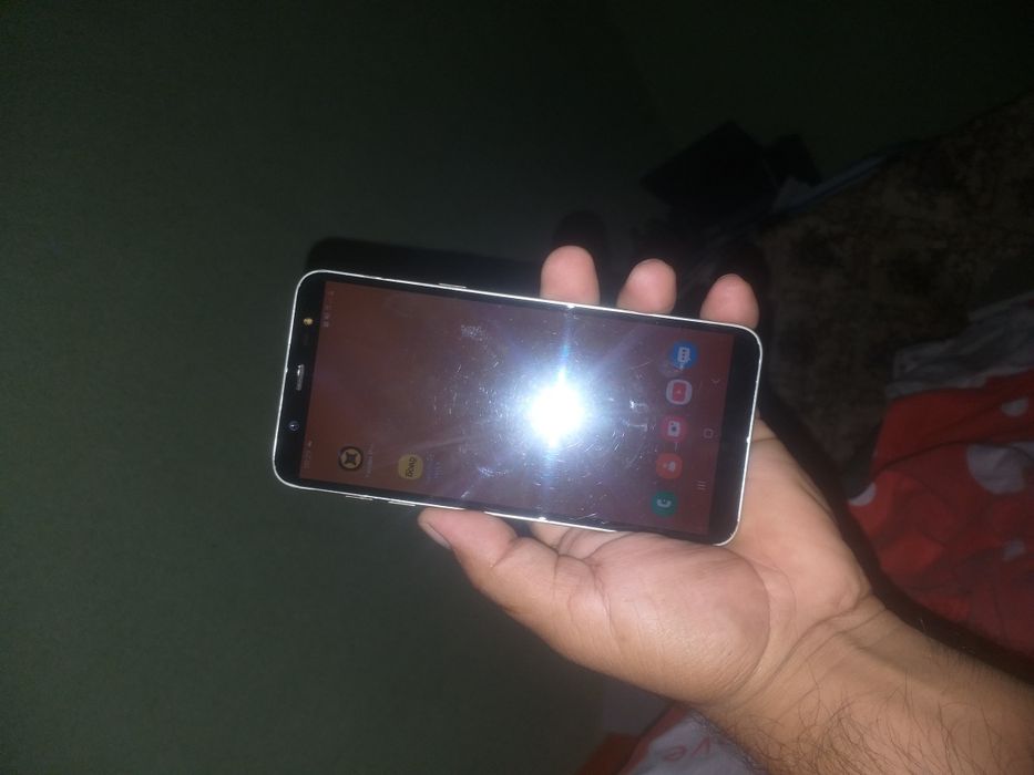 Samsung J8 xolati o'rtacha qotmaydi singan joyi yuq rangi tillorang