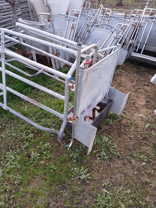 Hranitori porci,boxe fatare Germania