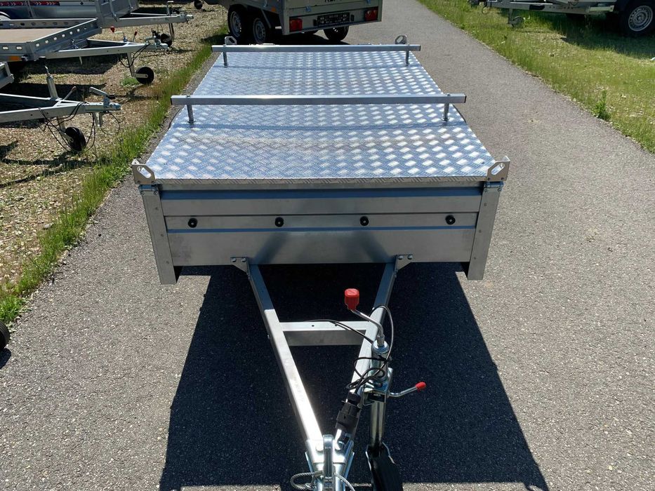 Remorca o axa universala