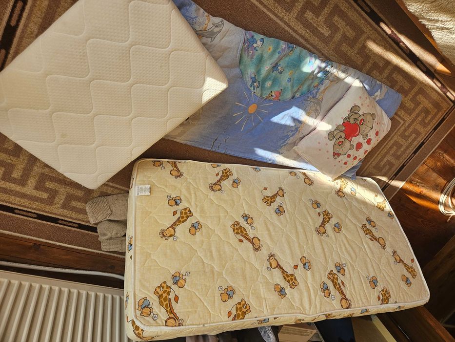 Продавам сгъваема кошара,два матрака,възглавница и олекотена завивка