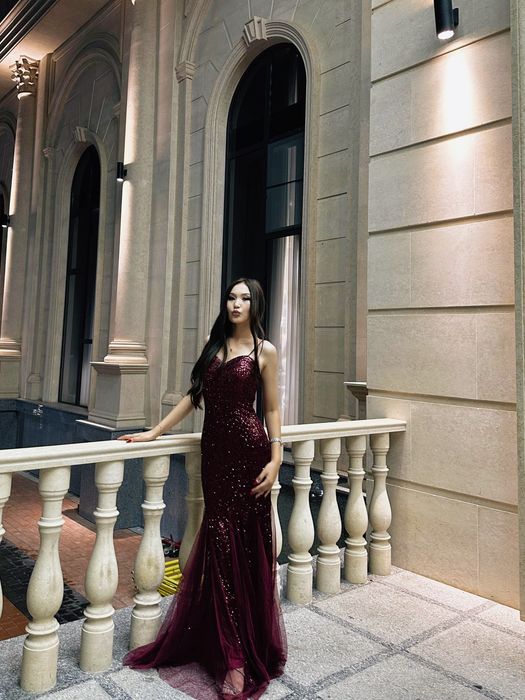 Продаю очень красивое красное платье