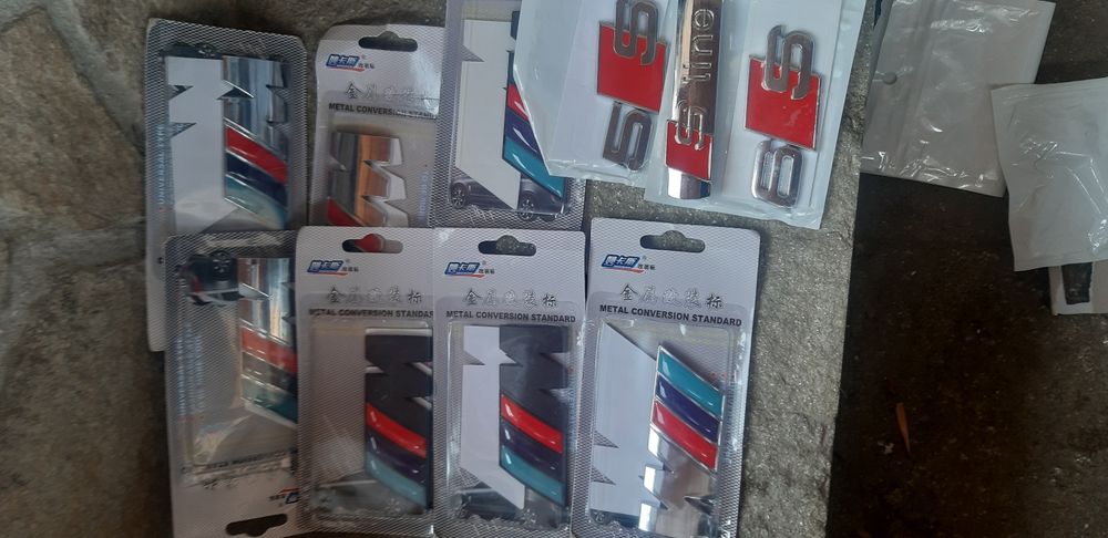 Продавам автомобилни емблеми