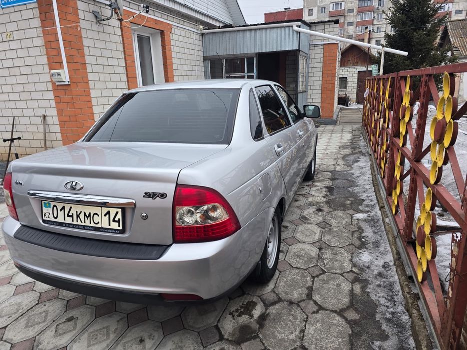 Продам приору .Седан