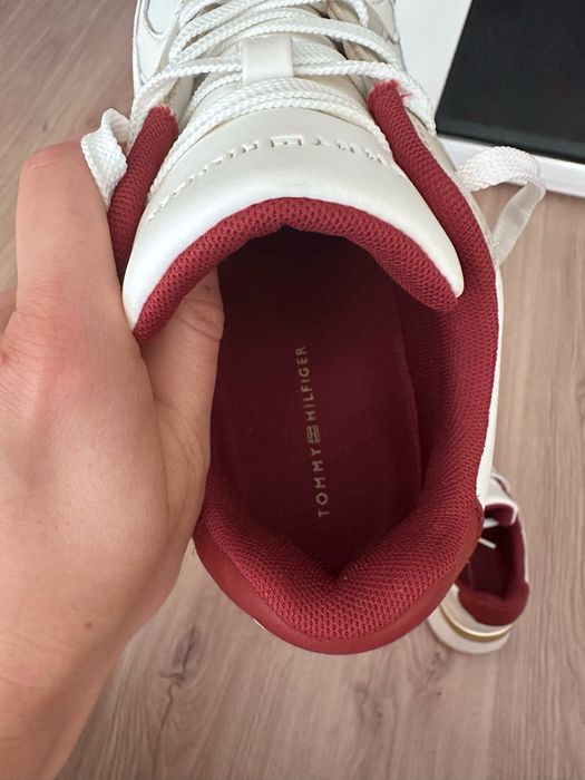 Обувки на Tommy Hilfiger