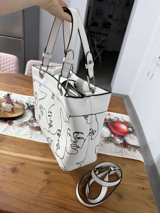 Дамска чанта с къси дръжки и една дълга