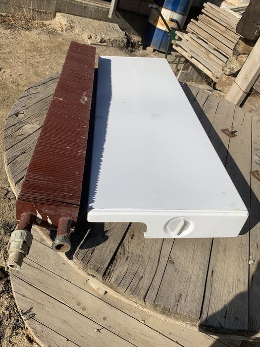 Настенный конвектор отопления. Вентиля и комплектующие для батареи.