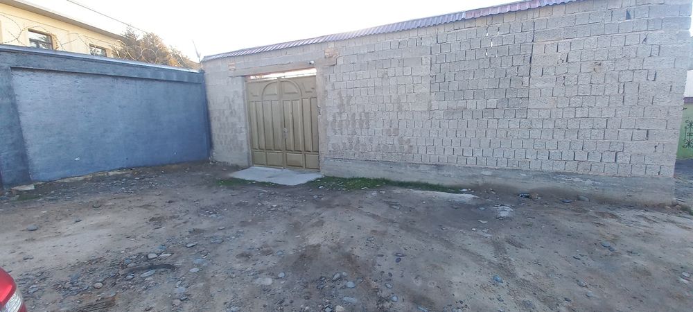 Шахар марказида катта ховли