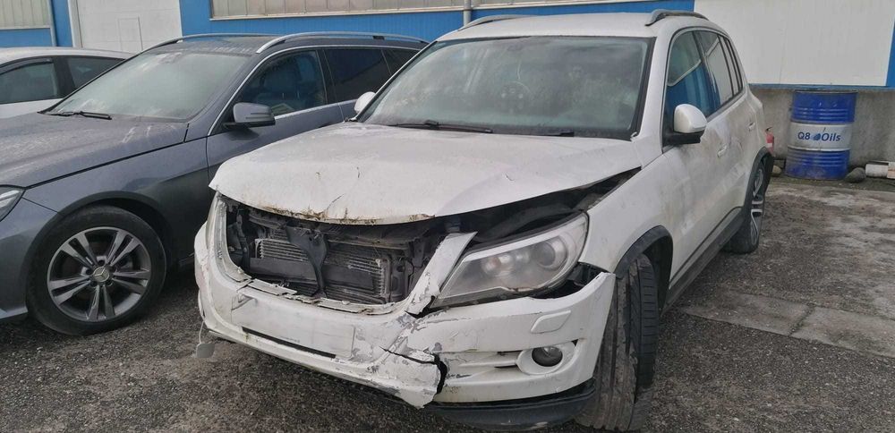 Dezmembrez Volkswagen Tiguan 2.0D 2010