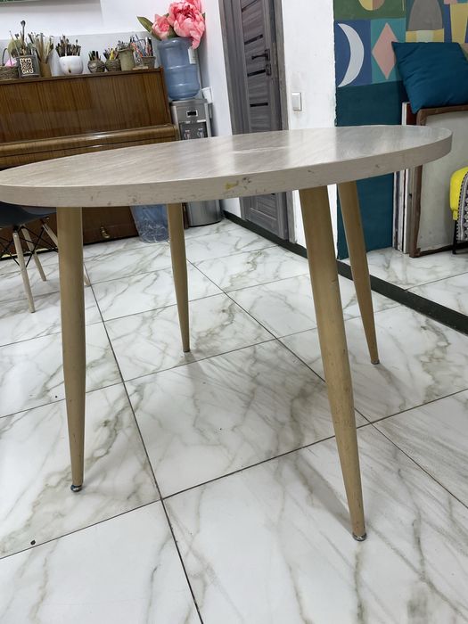 Круглый стол, в гостиную