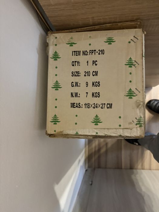 Brad artificial 210cm + multe cadouri