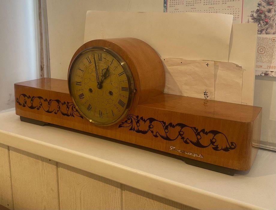 Настольные механические часы янтарь