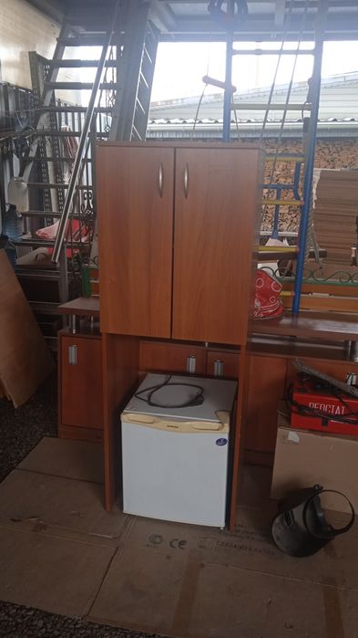 Холодильник маленький.