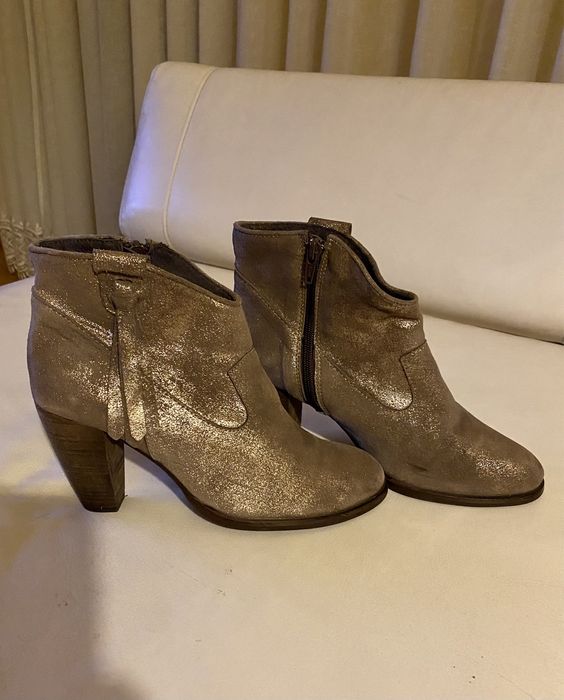 Ghete din piele maro cu tente aurii