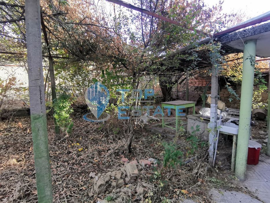 Тухлена къща с гараж и голям двор в село Джулюница, област Велико Тър