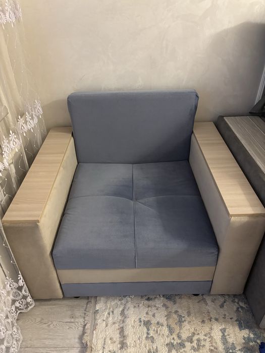 Продам кресло с полкой и раздвигается как кровать
