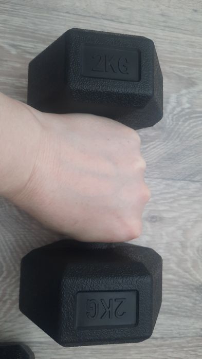 Продам гантели 2 кг (2 штуки)