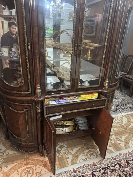 Шкаф витрина и стол со стульями