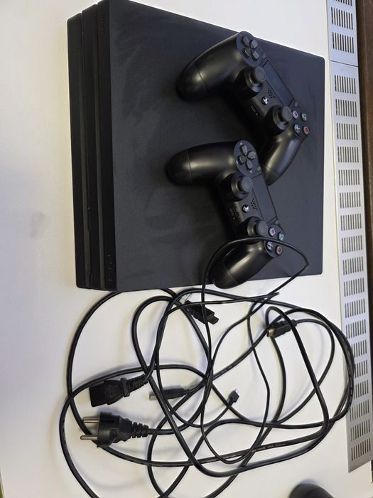 Ps 4 pro + 2 controlere