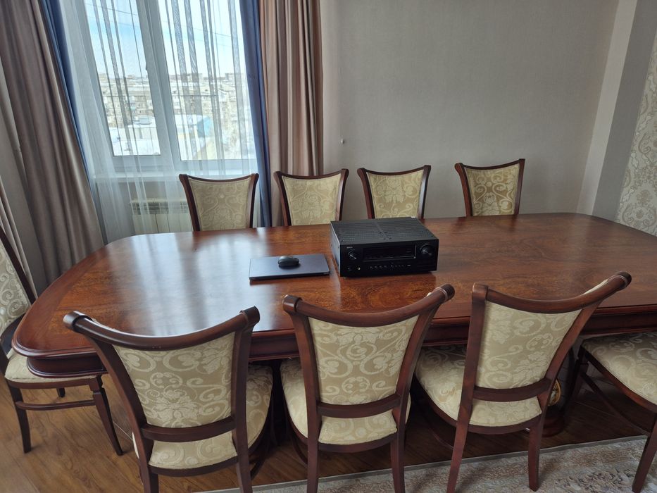 Продам Стол и 10 стульев.