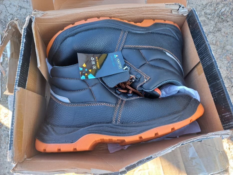 Продам  сефти ботинки  оба 43 размера