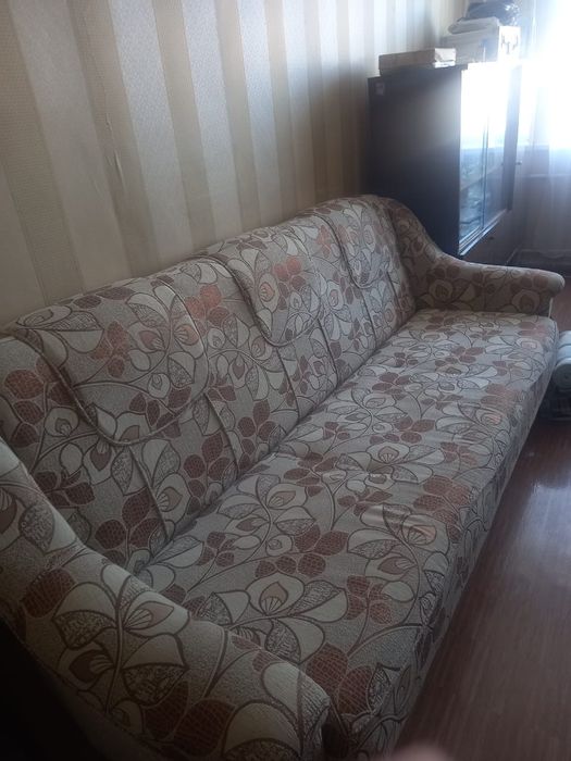 Продается диван с креслами.