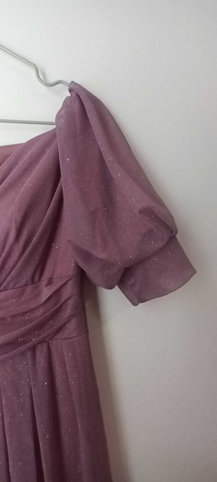 Дълга официална рокля с брукатени частици.