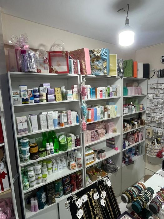 продам Витрина и полки