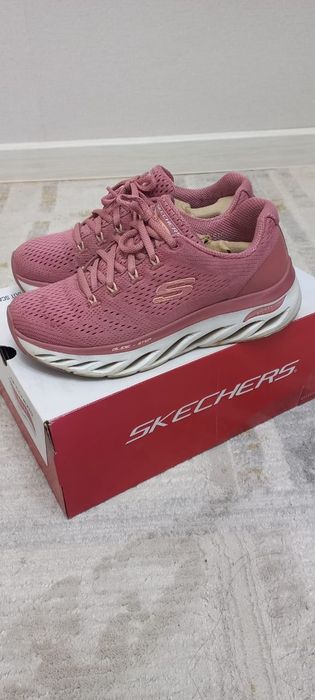 Продам стильные женские кроссовки