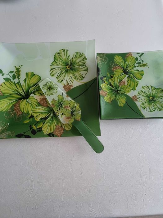 Посуда: тортница + 6 тарелочек