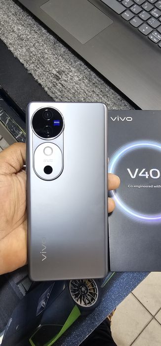 Vivo v40 5G 12+/256 holati idial rasmda hamasi alo koringan abmen yoq