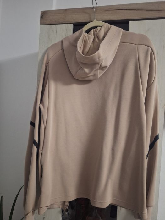 Vând trening Adidas, de culoare bej!