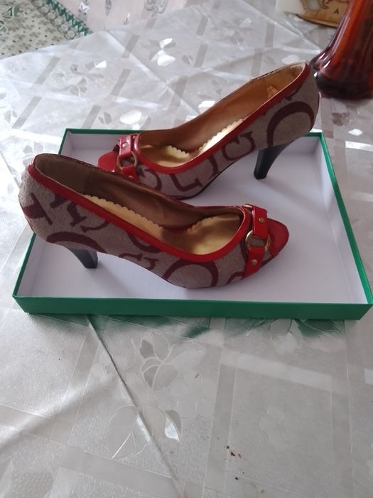 Туфли новые, на каблуках,