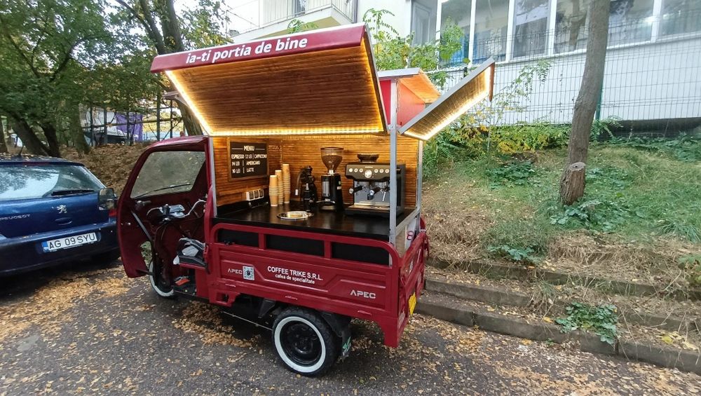 Triciclu electric transformat într-o cafenea mobilă