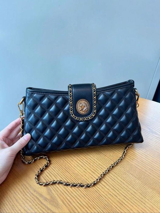 Черна чанта със златисти мотиви