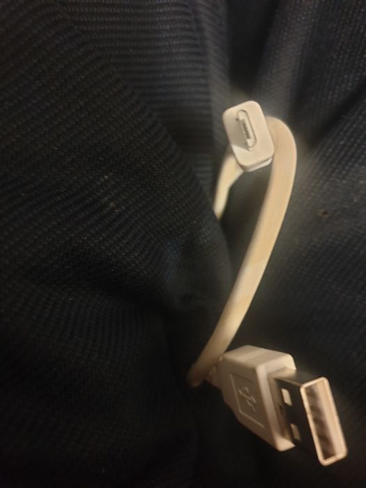 Шнур для зарядки телефона.