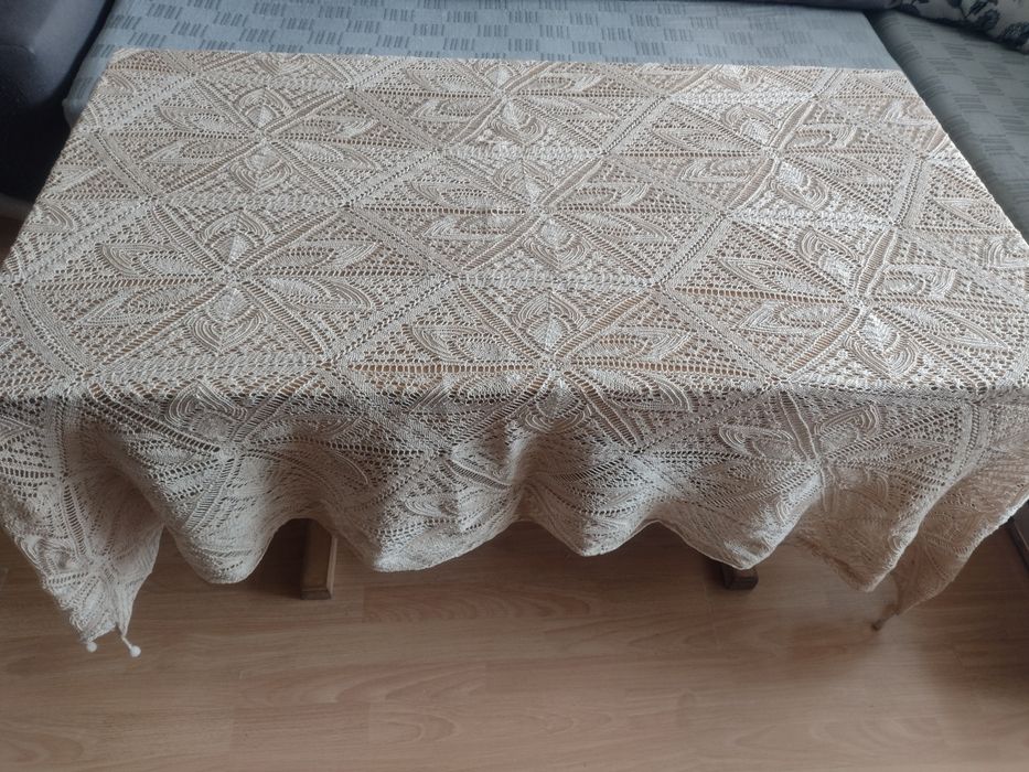 Покривки и карета плетени на една кука