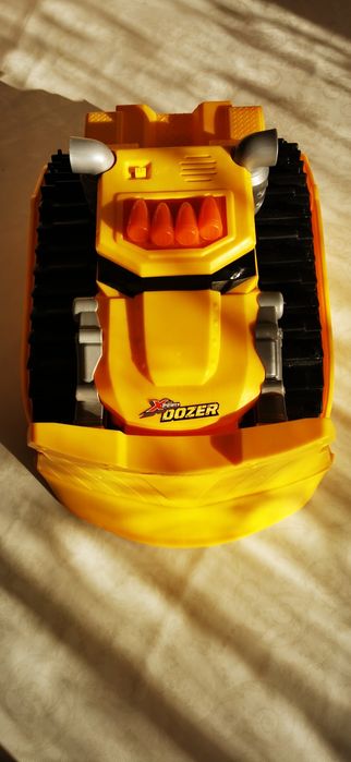 Супер мощен булдозер