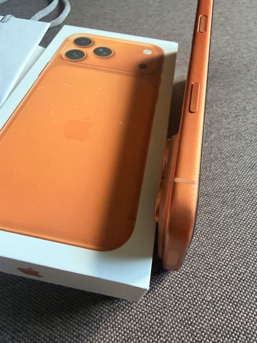 iPhone 17 Pro Max 256GB Cosmic Orange - Гаранция 8 месеца
