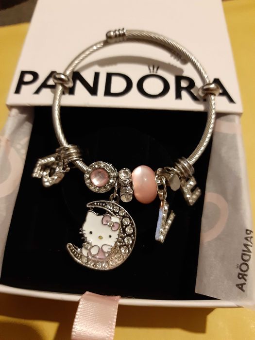 Bratara Hello Kitty roz in cutie cadou cu multe charm-uri stralucitoar