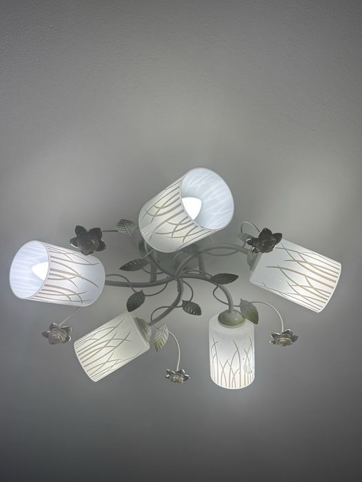 Продам люстру на 5 лампочек