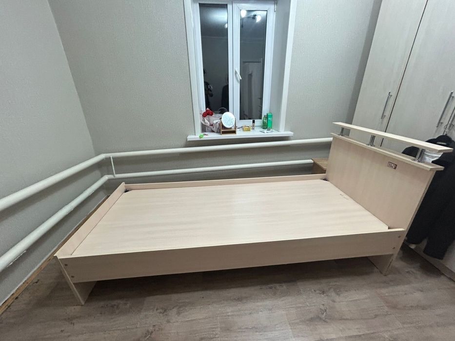 продается кровать без матраса