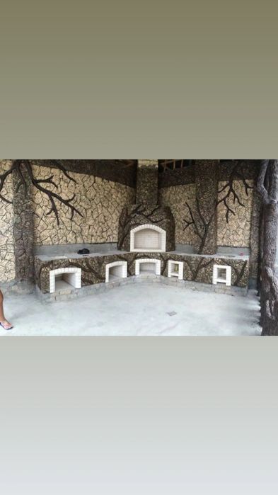 Команда мастеров строит летние кухни, помпейской печи, очаги, барбекю