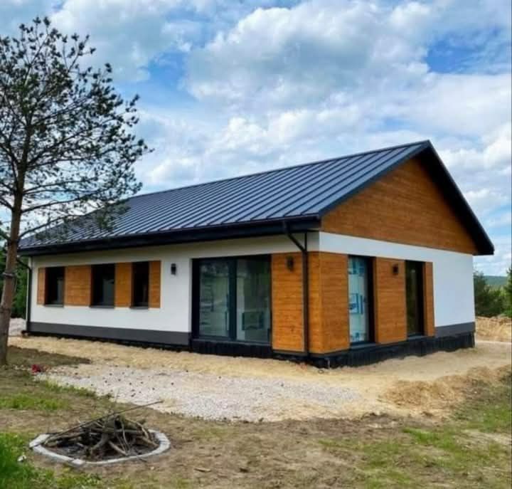 Vând case modulare pe structură metalică